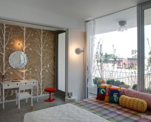 Растительный узор на стене спальни