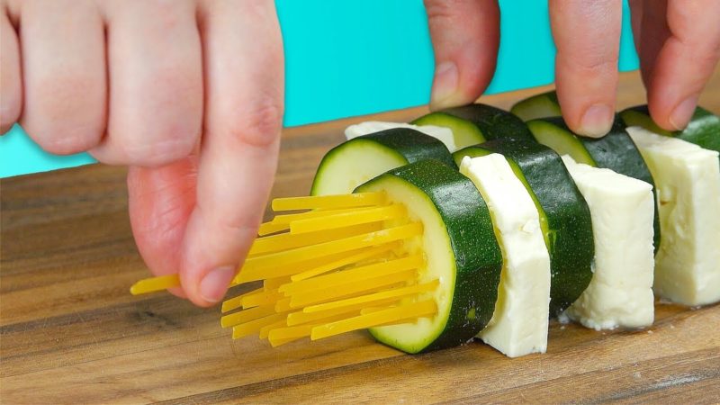 Протыкаем кабачки спагетти и получаем необычный и вкусный ужин