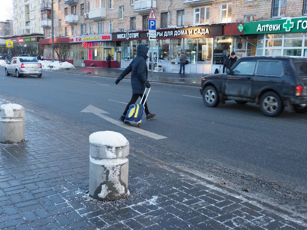 Некоторые умудряются переходить дорогу в неположенном месте, да ещё и не глядя по сторонам / Фото: Ольга Чумаченко, «Восточный округ»