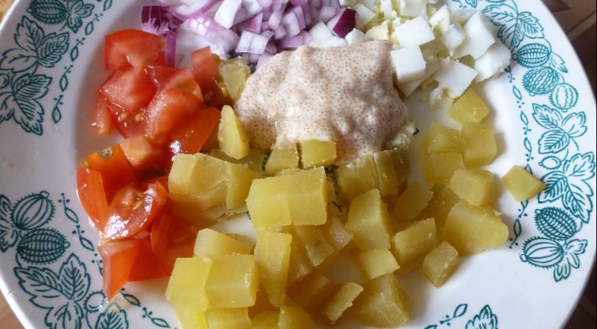 Картофельный салат с заправкой из икры. Шаг 3