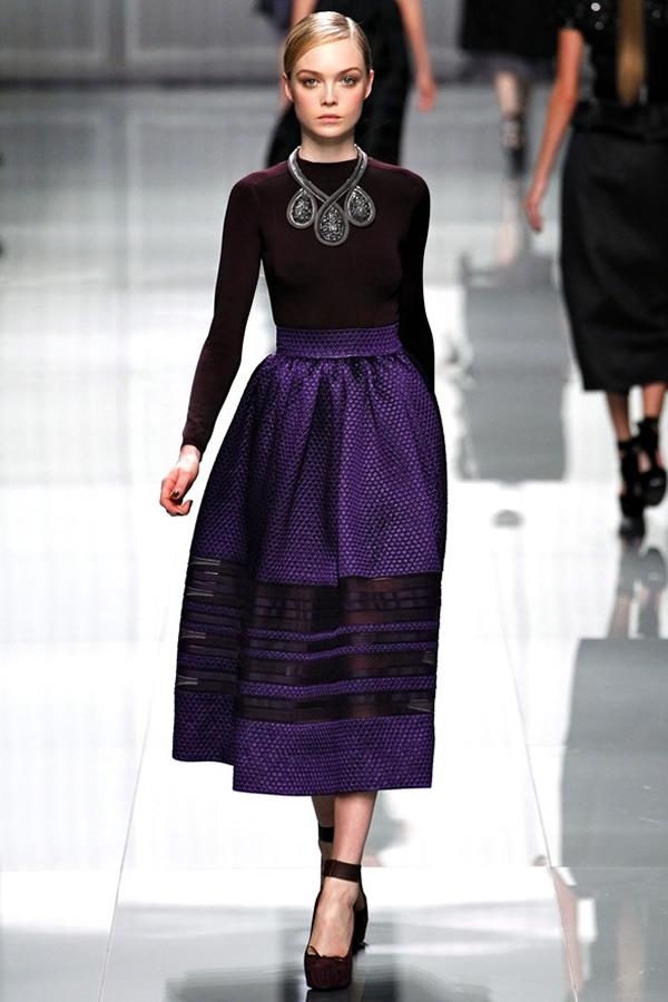 На фото модель демонстрируют коллекцию осень-зима 2012-2013гг. от Christian Dior Christian Dior не хватает Гальяно. Коллекция осень-зима 2012-2013