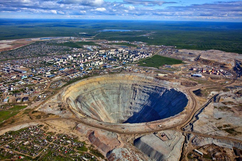6 эпичных фото алмазного карьера в России