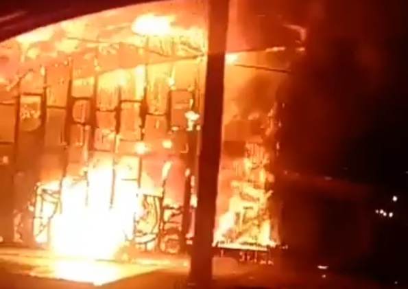 Видео: В Приморском крае сгорел ресторан
