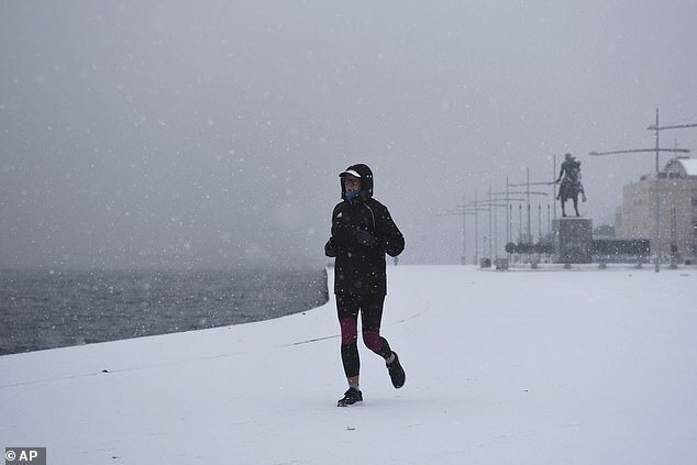 Европу заносит снегом