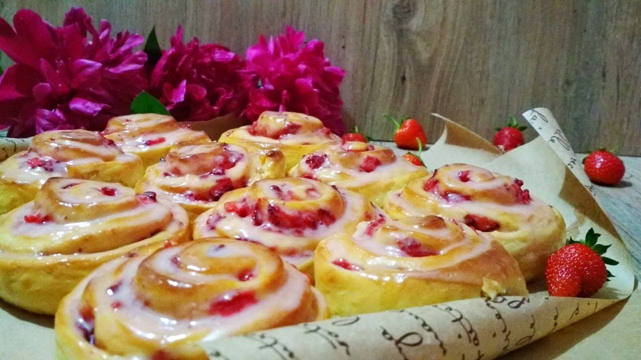 Булочки с клубникой и ароматной глазурью
