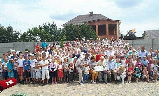 87-летний украинец - глава самой большой в мире семьи 87-летний украинец - глава самой большой в мире семьи Павел Семенюк, большая семья, дела семейные, мировой рекорд, многочисленное потомство, необычно, семья, украина
