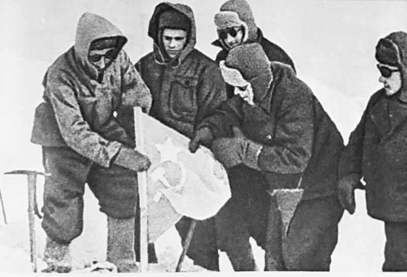 "Это наши горы". Как советские бойцы срывали с Эльбруса нацистские флаги "Это наши горы". Как советские бойцы срывали с Эльбруса нацистские флаги