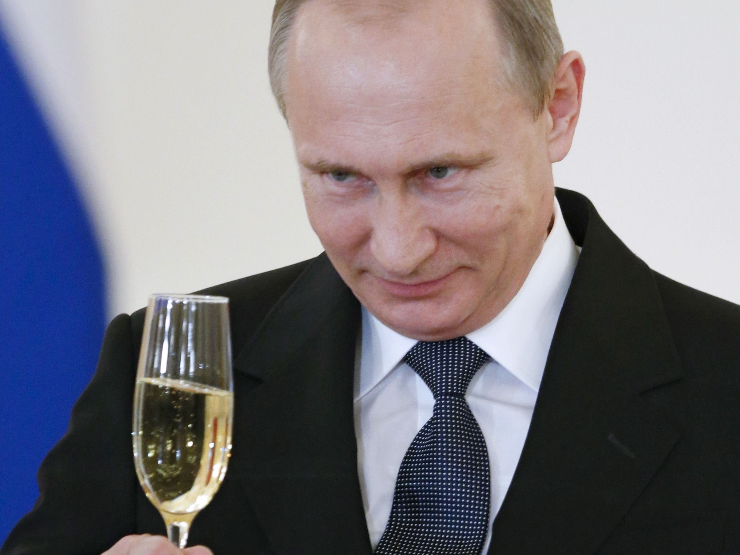 Путин Владимир Владимирович с бокалом
