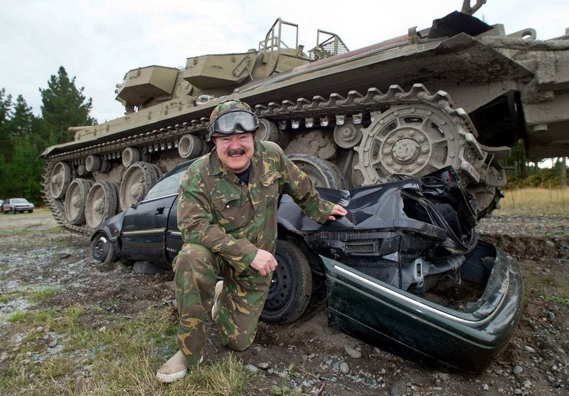 Развлечение для настоящих мужчин - езда на танках по машинам (11 фото+видео)