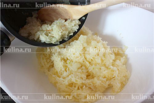 Вареники с начинкой из сырого картофеля Картофель почистить, порезать на четвертины, положить в воду, довести до кипения. Картофель откинуть на дуршлаг, обдать холодной водой и окончательно остудить, выложив на тарелку. Это делается для того, чтобы убрать лишний крахмал. Картофель натереть на мелкой терке. Лук очистить, мелко порезать, поджарить в масле до легкого золотистого цвета. Добавить лук к картофелю, по желанию положить чеснок 1 дольку (у меня щепотка сублимированного), по вкусу начинку посолить, поперчить и перемешать.