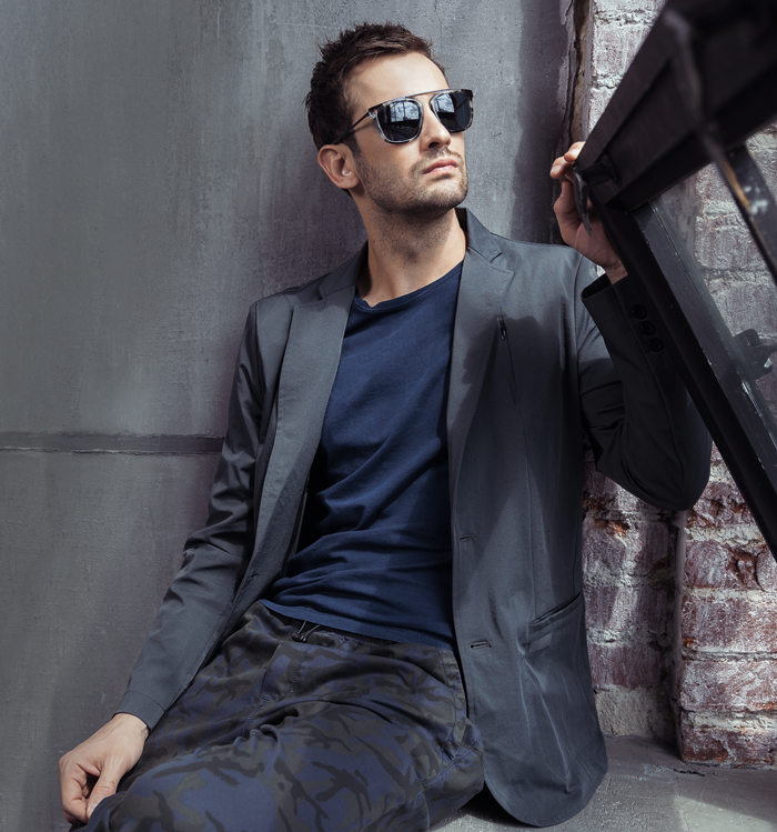 Футболка, MCS; пиджак, FREDDY; брюки, AERONAUTICA MILITARE; очки, FURLA Футболка, MCS; пиджак, FREDDY; брюки, AERONAUTICA MILITARE; очки, FURLA