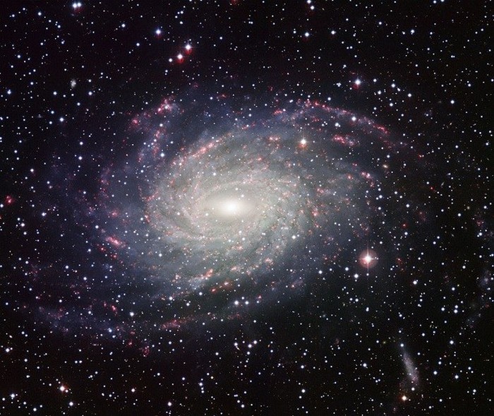 NGC 6744 - большая спиральная галактика. NGC 6744 - большая спиральная галактика.