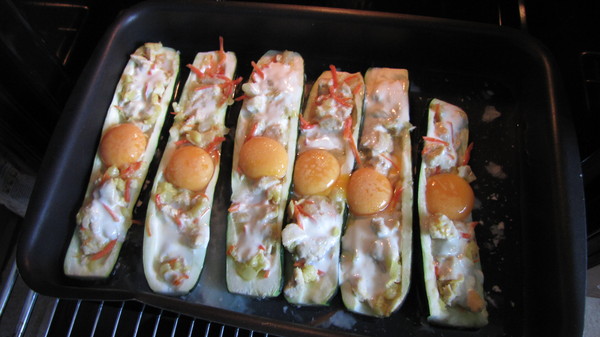 Лодочки из кабачков, фаршированные мясом и яйцом