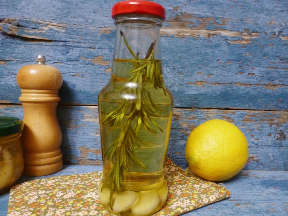 АРОМАТНОЕ МАСЛО С РОЗМАРИНОМ И ЧЕСНОКОМ