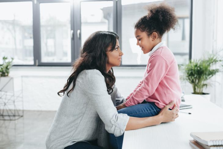 Make sure your child understands the importance of the kidnapping subject Правило трёх минут, о котором стоит узнать всем родителямПравило трёх минут, о котором стоит узнать всем родителямПравило трёх минут, о котором стоит узнать всем родителямПравило трёх минут, о котором стоит узнать всем родителямMother having a conversation with her little daughter
