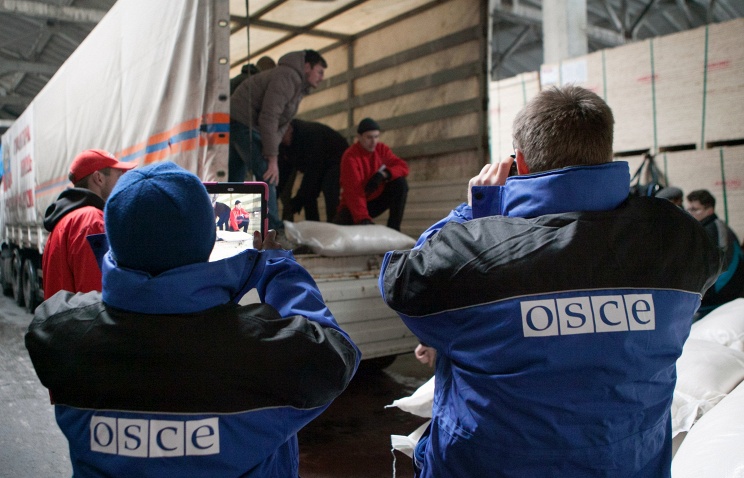 Наблюдатели ОБСЕ во время разгрузки грузовика МЧС с гуманитарной помощью