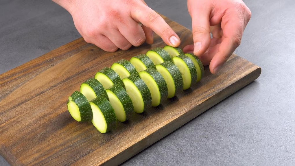 Протыкаем кабачки спагетти и получаем необычный и вкусный ужин
