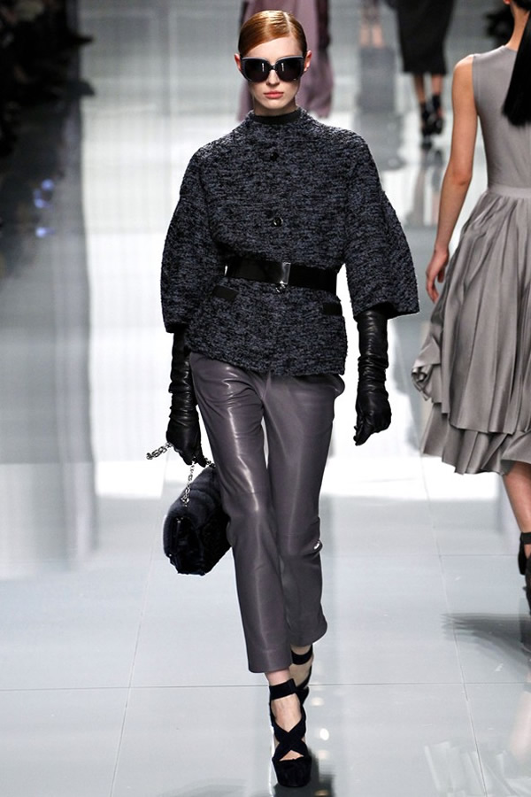 На фото модель демонстрируют коллекцию осень-зима 2012-2013гг. от Christian Dior Christian Dior не хватает Гальяно. Коллекция осень-зима 2012-2013