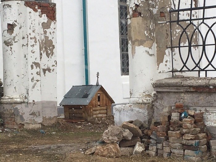 Будка в Елабуге. Видимо, собачке так спокойнее. А может решили поиздеваться? Как всегда, вопросов больше, чем ответов идиотизм, молитвенник, перестарались, религия, рпц, странные артефакты, экспозиции