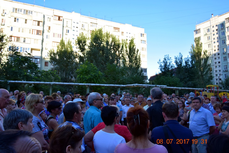 Жители микрорайона Бабаевский в Астрахани не хотят в соседи свалку. Об этом они сегодня и заявили. Жители микрорайона Бабаевский в Астрахани не хотят в соседи свалку. Об этом они сегодня и заявили.