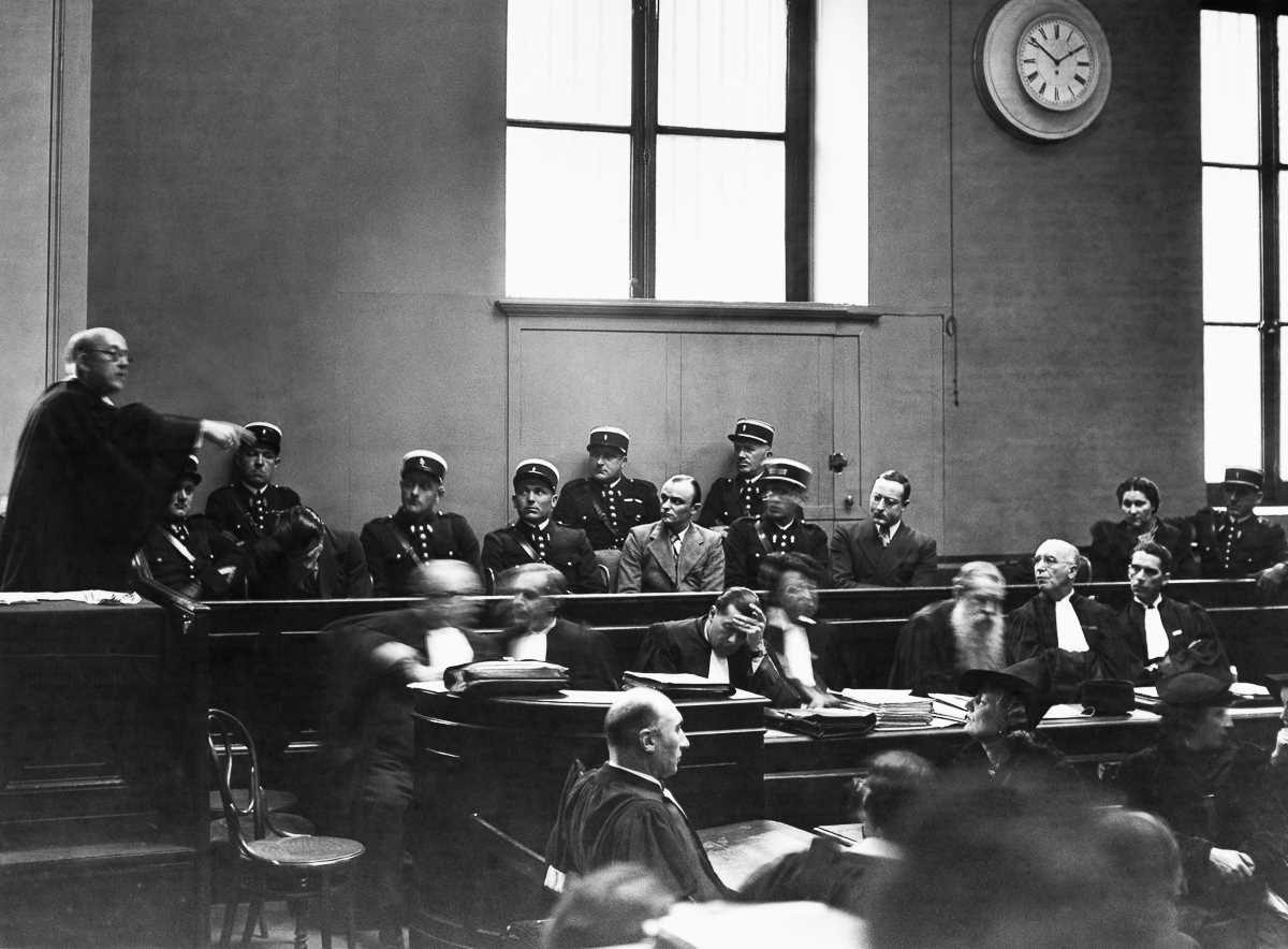 1939 год: последняя публичная казнь во Франции с помощью гильотины (10 фото) 1939 год: последняя публичная казнь во Франции с помощью гильотины (10 фото)