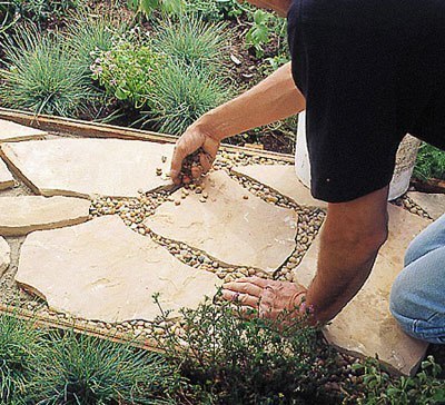 Садовая дорожка из каменных плит