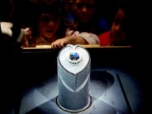 600px-Hope_Diamond_Smithsonian