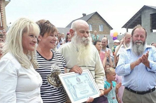 87-летний украинец - глава самой большой в мире семьи 87-летний украинец - глава самой большой в мире семьи Павел Семенюк, большая семья, дела семейные, мировой рекорд, многочисленное потомство, необычно, семья, украина