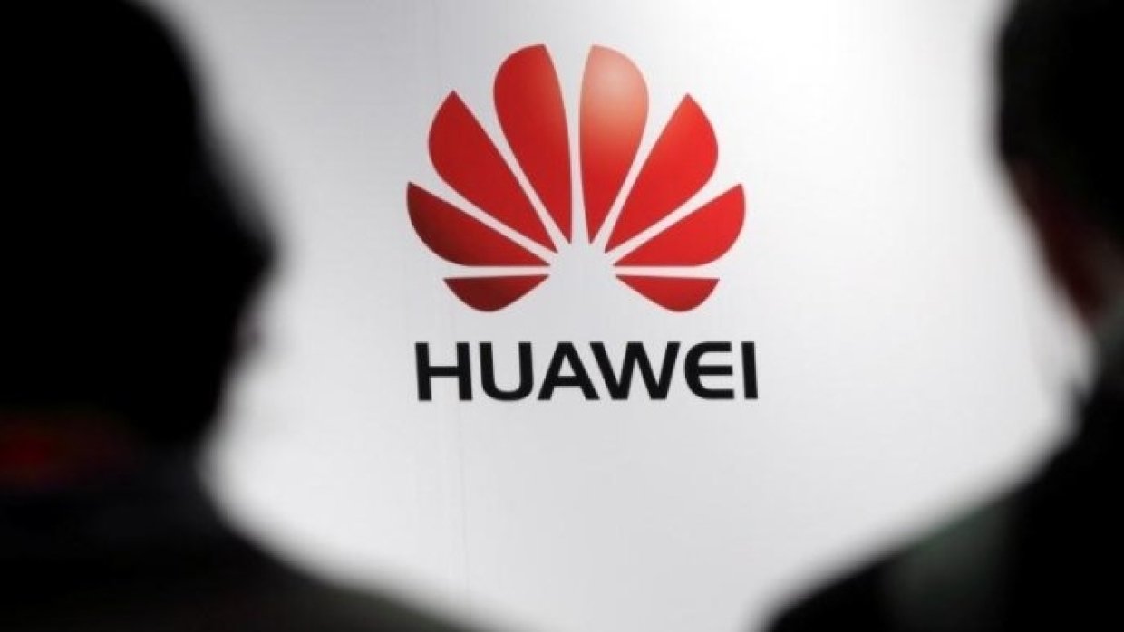 «Дырявый» флагман: Huawei показала смартфон с отверстием в экране