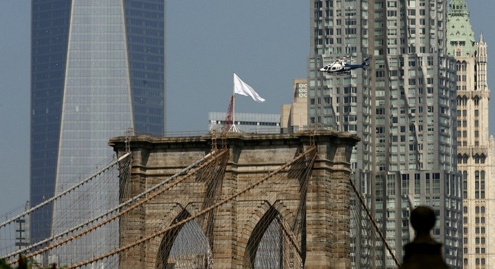 Неизвестные вывесили на Бруклинском мосту белые флаги
