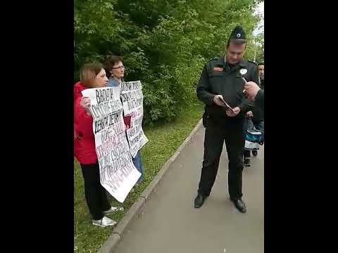 Женщина пикетируют ВГТРК в ХМАО