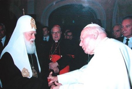 Киев. 2001 г. Филарет приветствует Папу Римского Иоанна Павла Второго на Украине. 