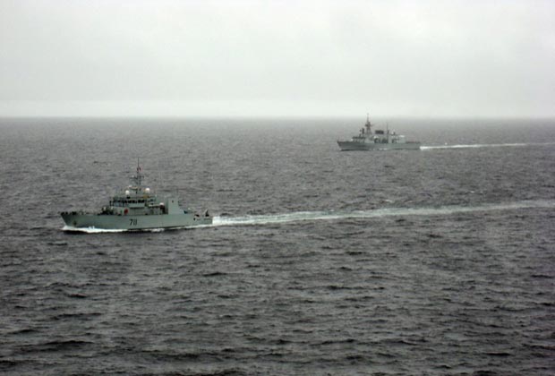Канадские береговые катера «Саммерсайд» и «Фредериктон» в ходе военных маневров «Операция Нанук», 11 августа 2007 года