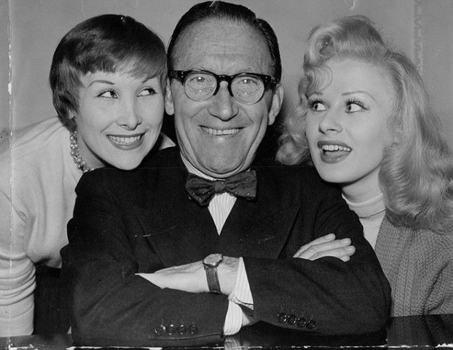 Артур Аски со своей дочерью Антеа слева и Сабриной в марте 1957 года