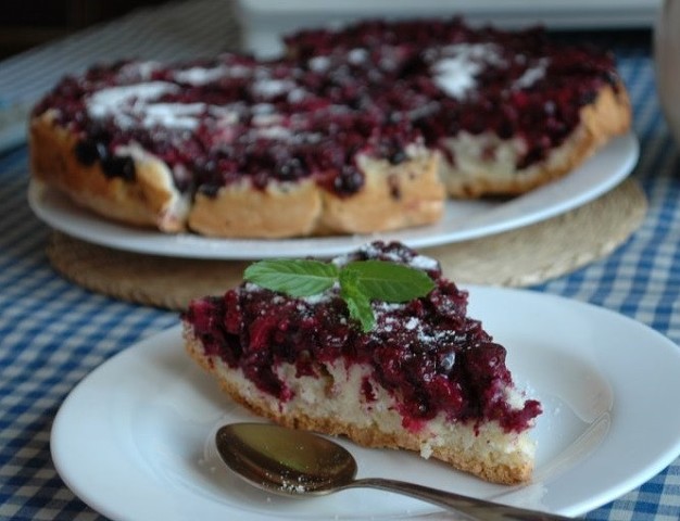 Шарлотка со смородиной