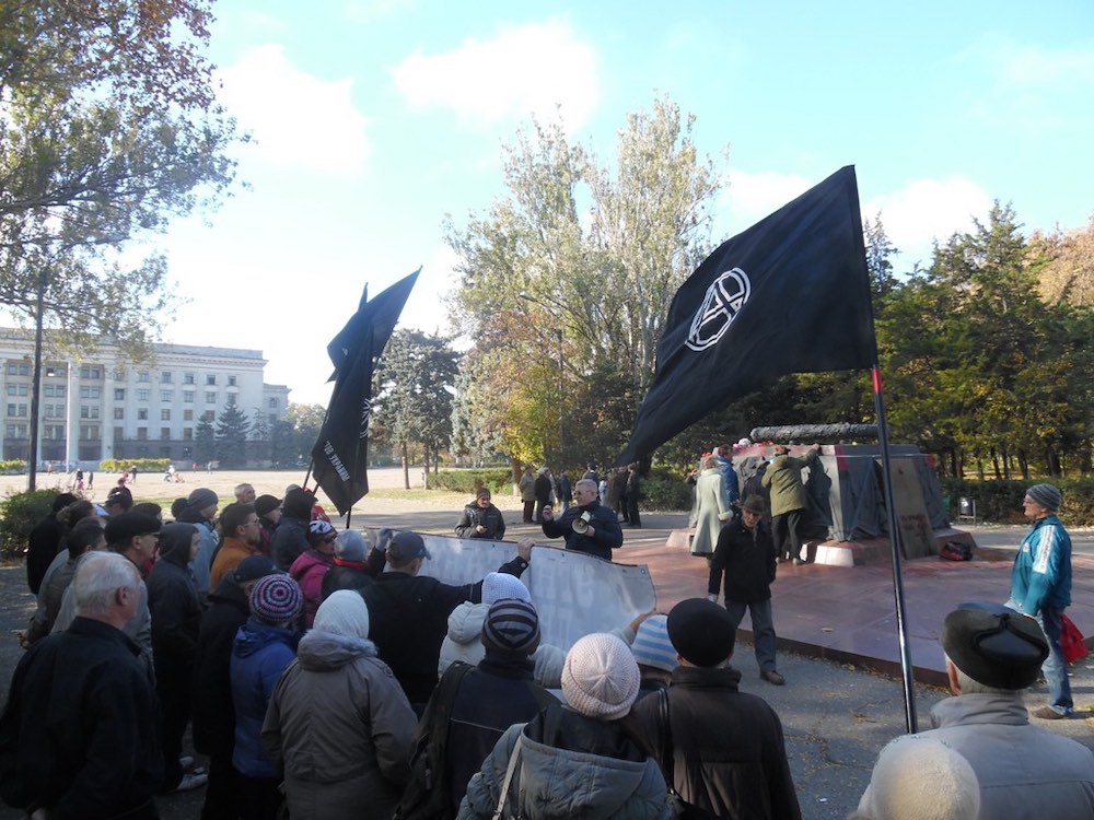 Одесские анархисты митинговали на Куликовом поле по случаю юбилея батьки Махно Одесские анархисты митинговали на Куликовом поле по случаю юбилея батьки Махно