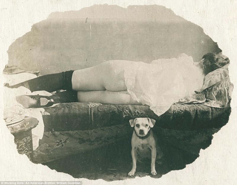 На заре эротической фотографии: снимки из американского борделя 19 века 19 век, бордель, винтажные фото, проститутки, старые фотографии, сша, черно-белые снимки, черно-белые фотографии