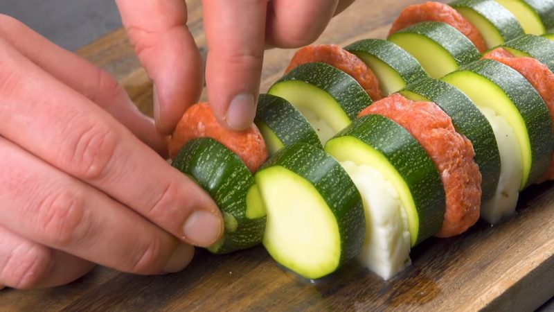 Протыкаем кабачки спагетти и получаем необычный и вкусный ужин