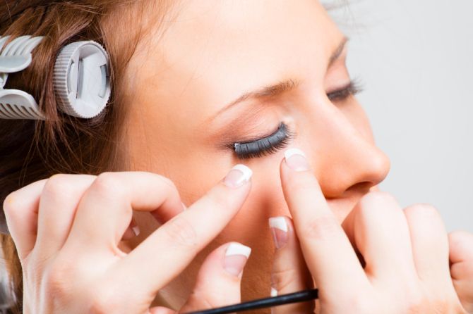 How to Apply False Eyelashes in Three Minutes