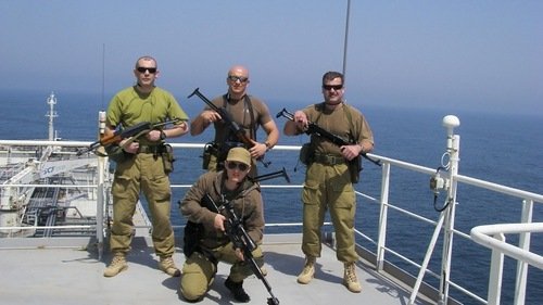 Сомалийские пираты отпущены на свободу в 300 милях от побережья. Каждому выдан спасательный якорь Сомалийские пираты отпущены на свободу в 300 милях от побережья. Каждому выдан спасательный якорь