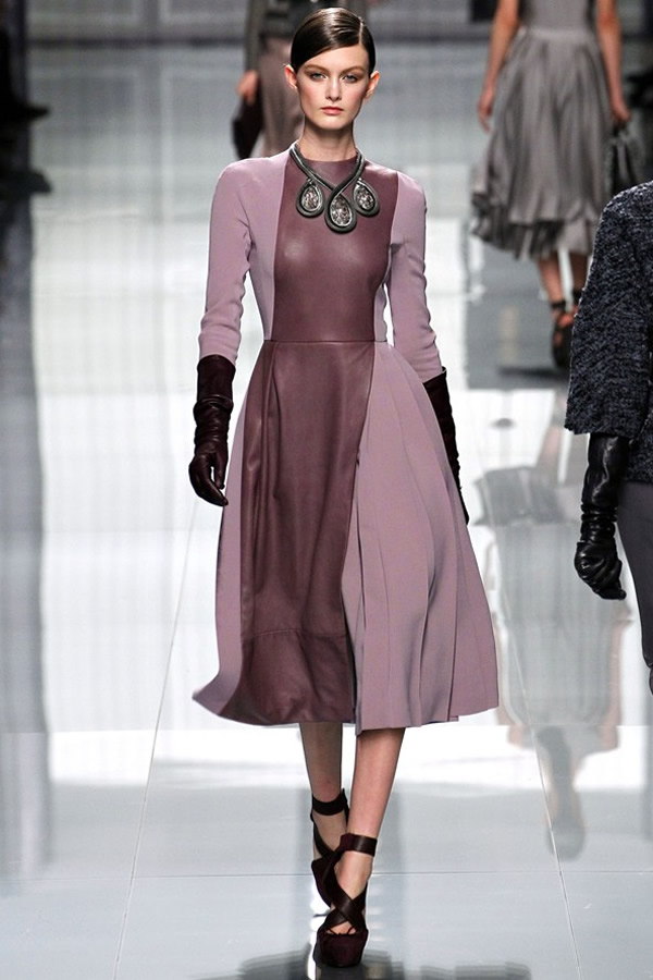 На фото модель демонстрируют коллекцию осень-зима 2012-2013гг. от Christian Dior Christian Dior не хватает Гальяно. Коллекция осень-зима 2012-2013