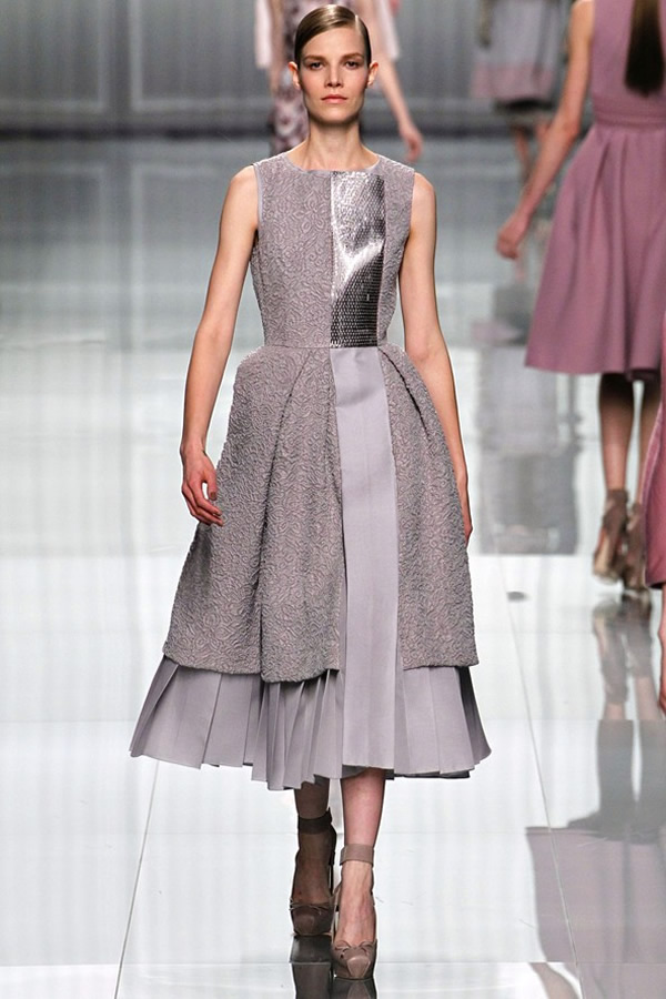 На фото модель демонстрируют коллекцию осень-зима 2012-2013гг. от Christian Dior Christian Dior не хватает Гальяно. Коллекция осень-зима 2012-2013