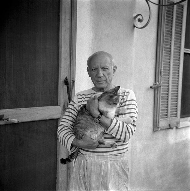 Пабло Пикассо с котом