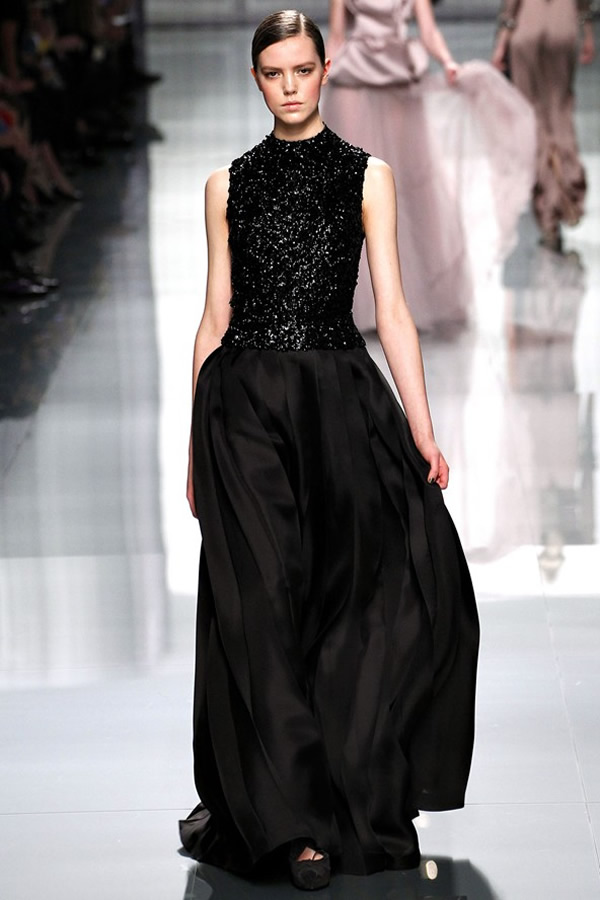На фото модель демонстрируют коллекцию осень-зима 2012-2013гг. от Christian Dior Christian Dior не хватает Гальяно. Коллекция осень-зима 2012-2013