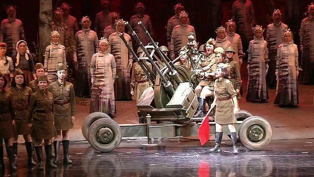 Исполнители главных ролей китайской оперы «А зори здесь тихие» пообщаются со зрителями на улице Правды