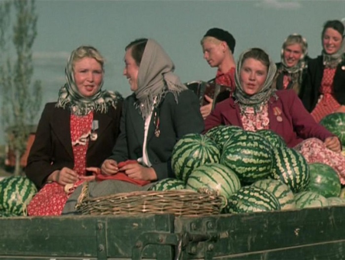 Кадр из к/ф «Кубанские казаки» (1949). | Фото: ochupella.ru. Кадр из к/ф «Кубанские казаки» (1949). | Фото: ochupella.ru.