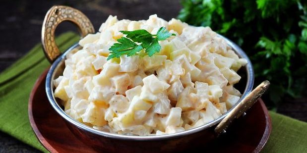 Салат с яблоком, кальмарами, луком и яйцами