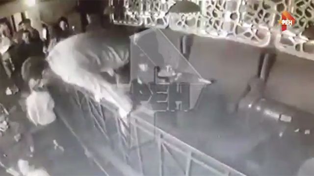 Видео: парень покалечил друга, перебросив его через перила в ночном клубе Уфы