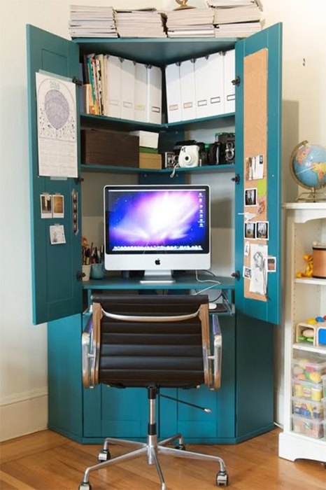 Угловой шкаф выполняет роль домашнего офиса