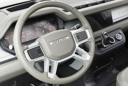 Новый Land Rover Defender: первое фото интерьера